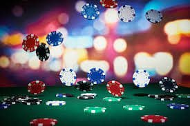 မြန်မာ ကစားသမားများ အွန်လိုင်း Baccarat ကတ်ဂိမ်း ကစားနေသောပုံ